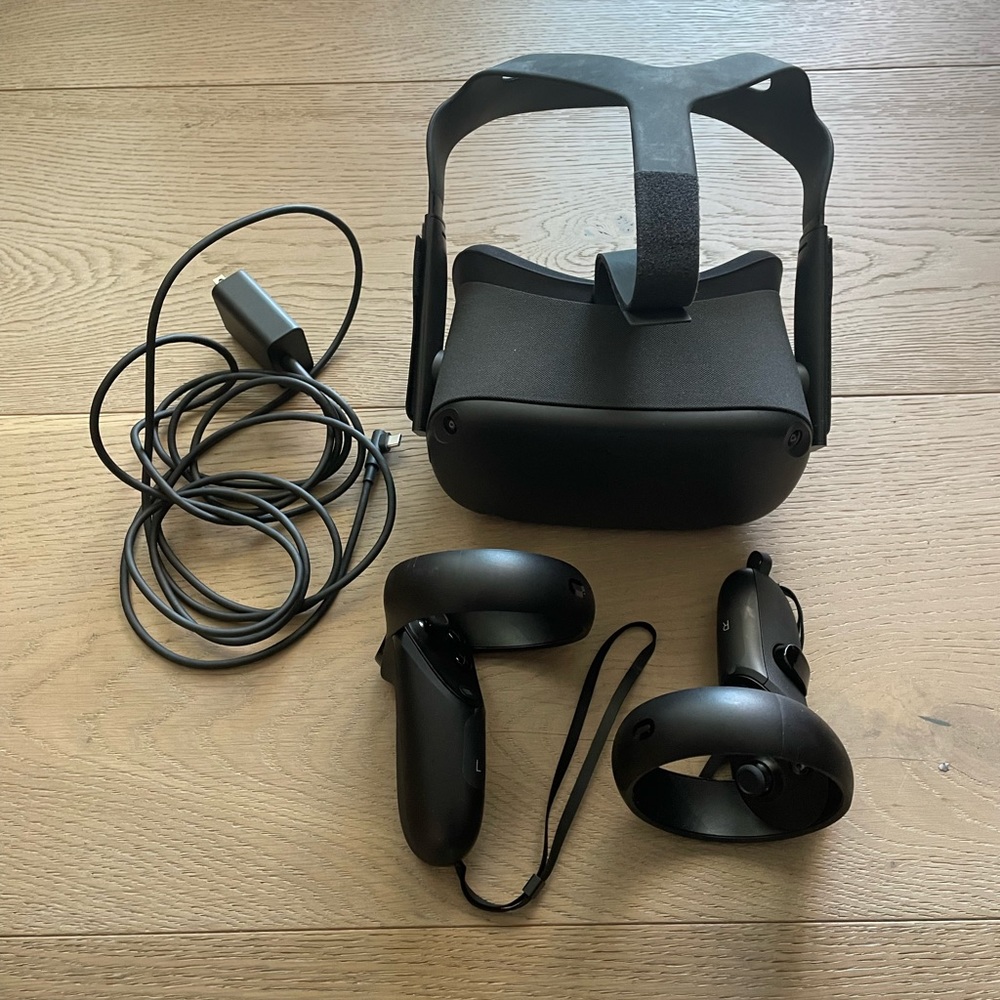 Oculus Quest VR Headset with all accessories